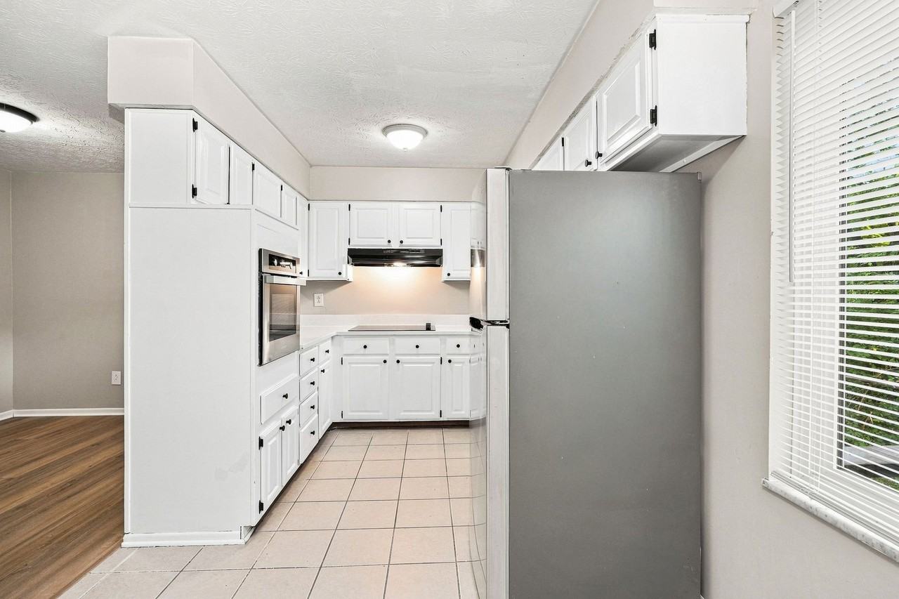 3301 Kristin Ct - Photo 5 of 10