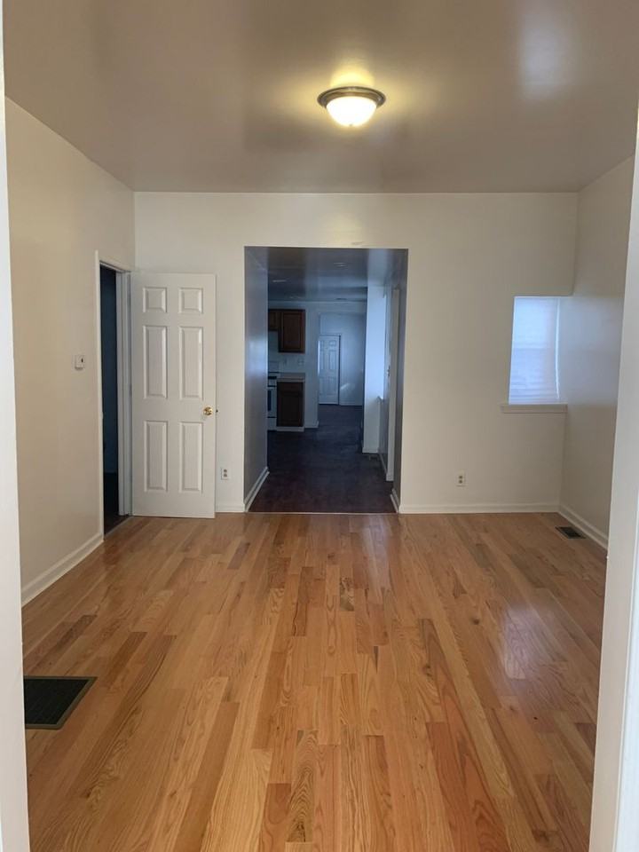 341 S Duke St - Photo 5 of 23