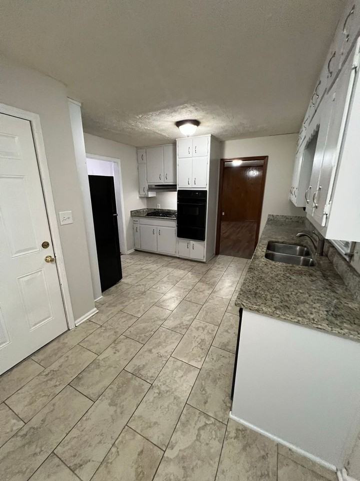 3861 Imperial Dr - Photo 5 of 17