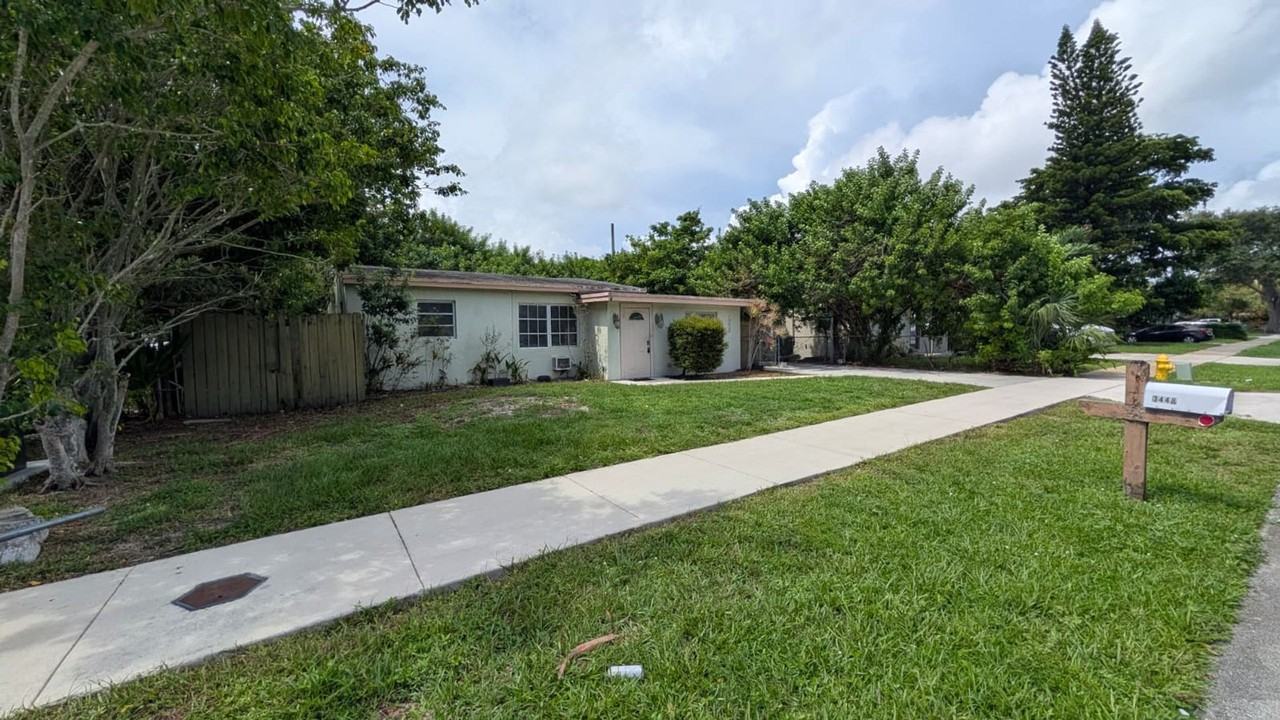 1448 Ne 27th Ct - Photo 2 of 25