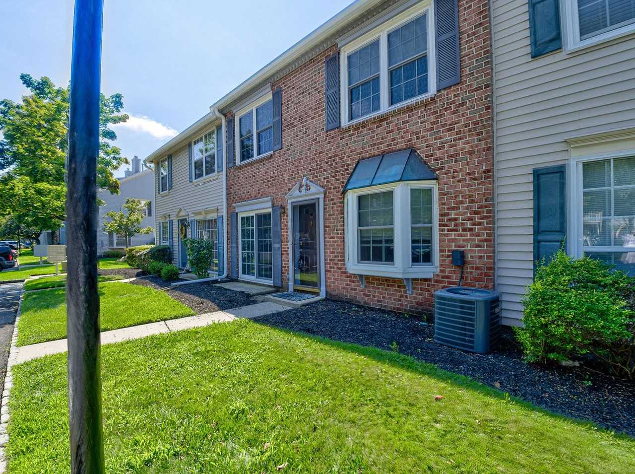 96 Versailles Ct - Photo 3 of 40