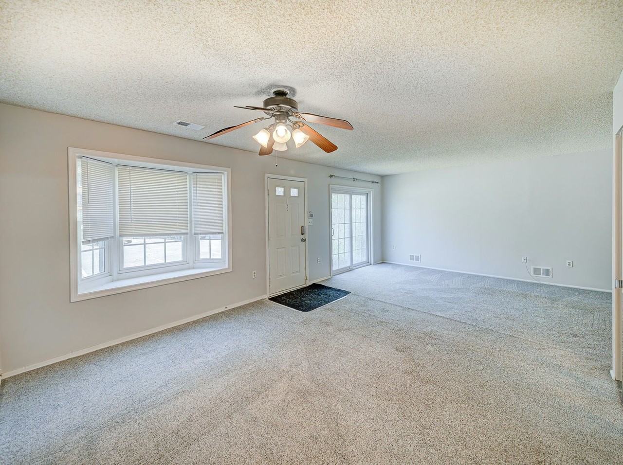 96 Versailles Ct - Photo 7 of 40