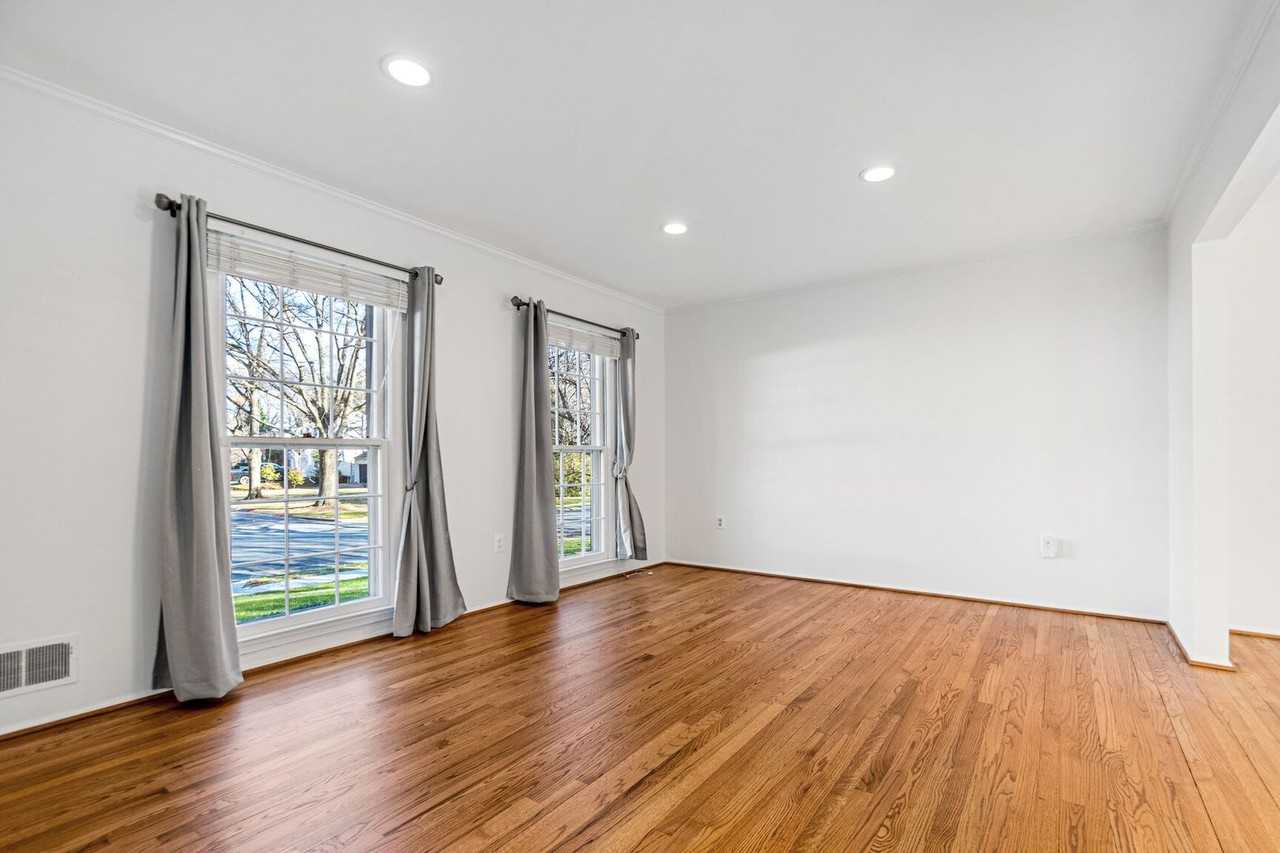 17020 Briardale Rd - Photo 3 of 46
