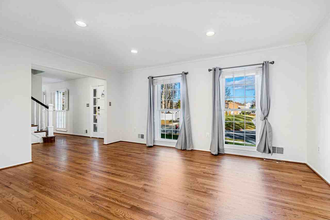 17020 Briardale Rd - Photo 4 of 46