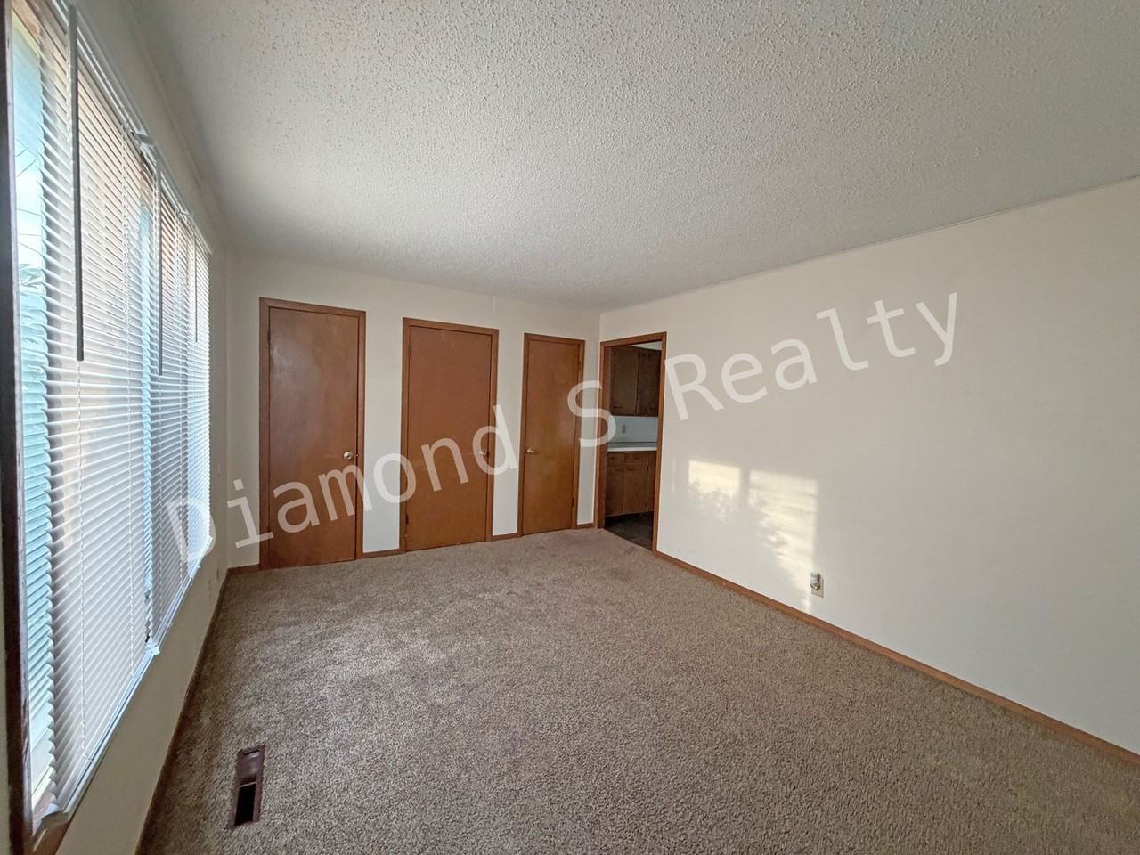 2545 S South Pl - Photo 3 of 11