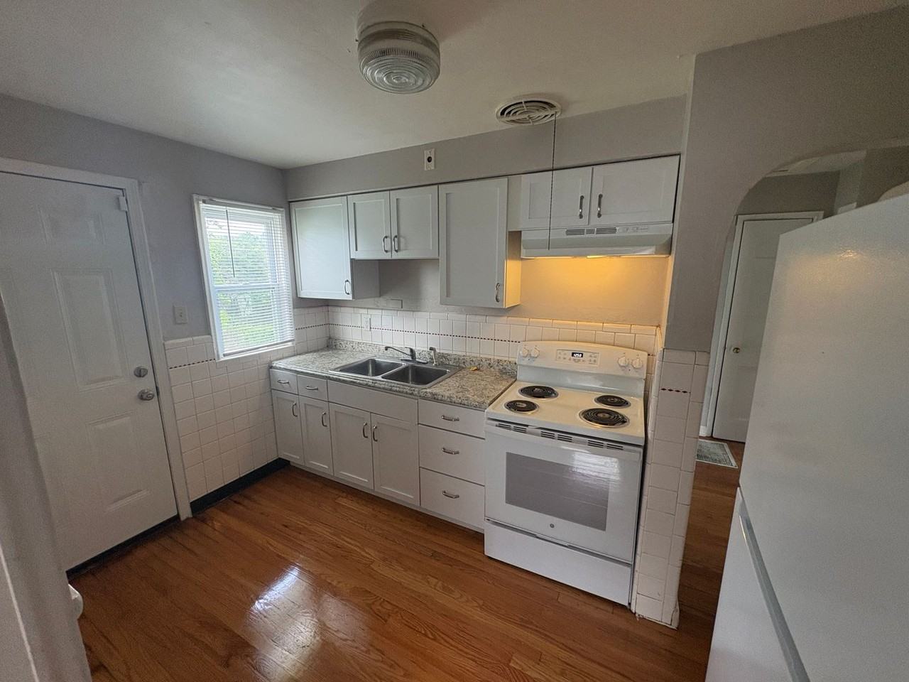 8131 Zoe Dr - Photo 2 of 8