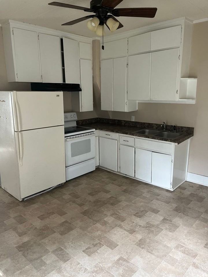 801 W 2nd St - Photo 2 of 10