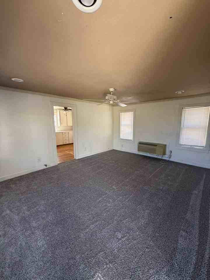 1630 1/2 S 11th St - Photo 2 of 12