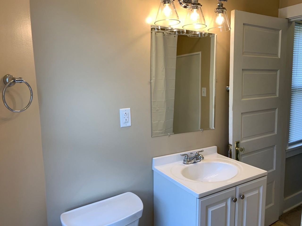 344 Clarence St - Photo 3 of 16