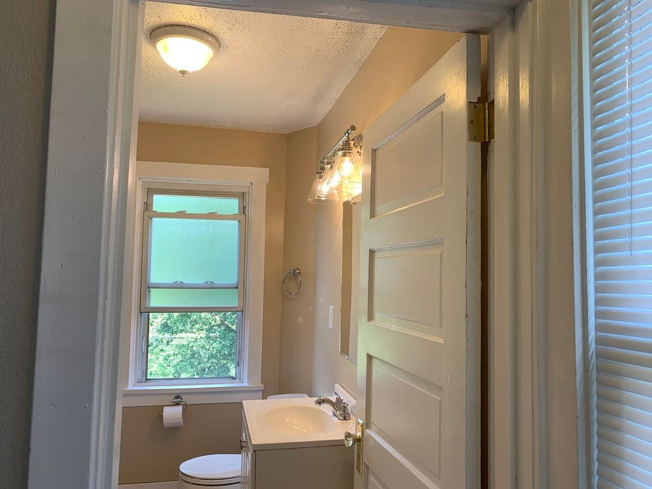 344 Clarence St - Photo 4 of 16