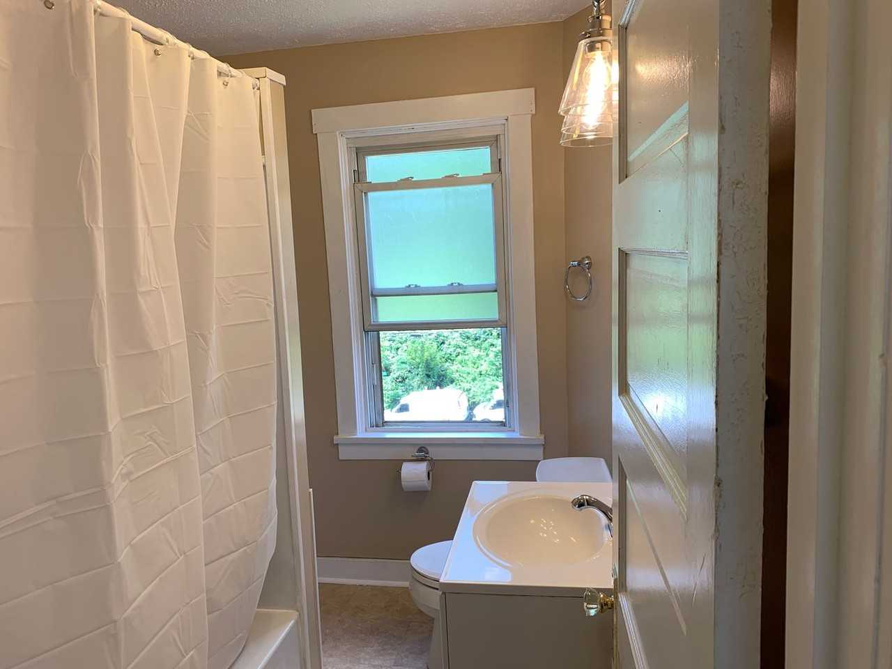 344 Clarence St - Photo 5 of 16