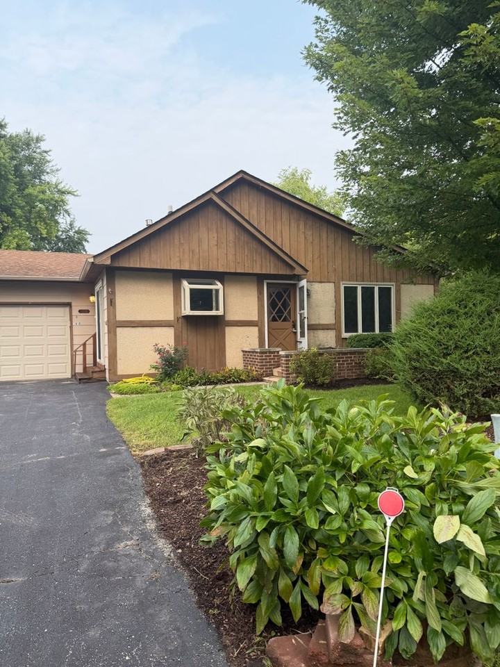 1811 Hazelwood Dr - Photo 2 of 14