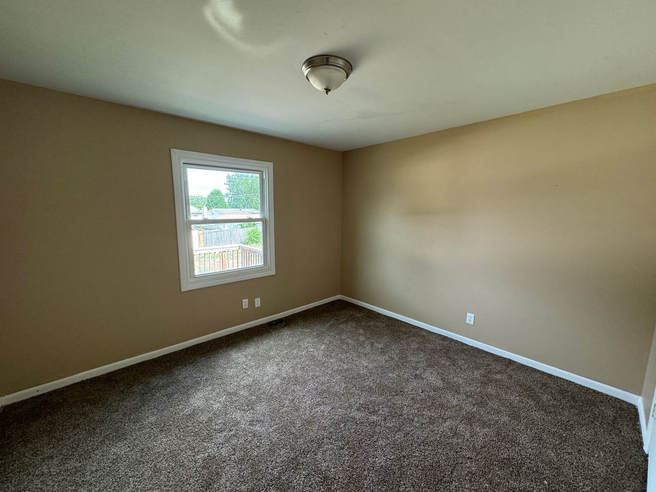 321 19th Avenue Ct W - Photo 3 of 10
