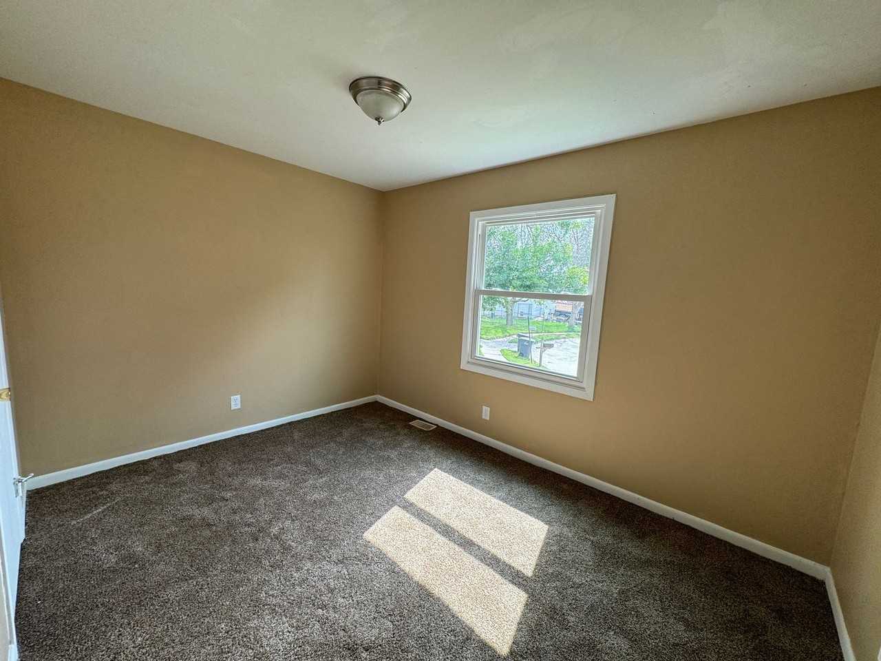 321 19th Avenue Ct W - Photo 4 of 10