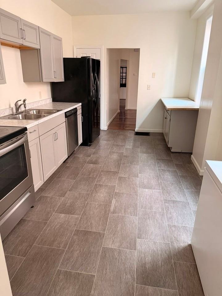 1211 W Poplar St - Photo 2 of 21