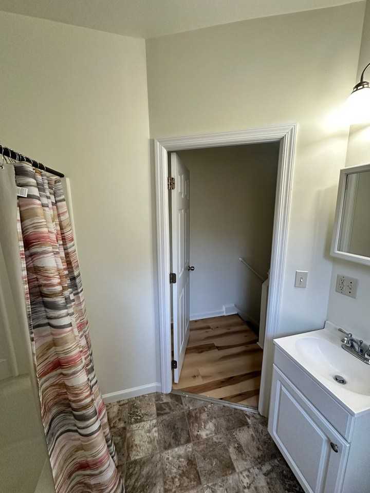 1211 W Poplar St - Photo 3 of 21