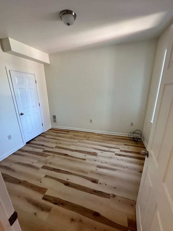 1211 W Poplar St - Photo 4 of 21
