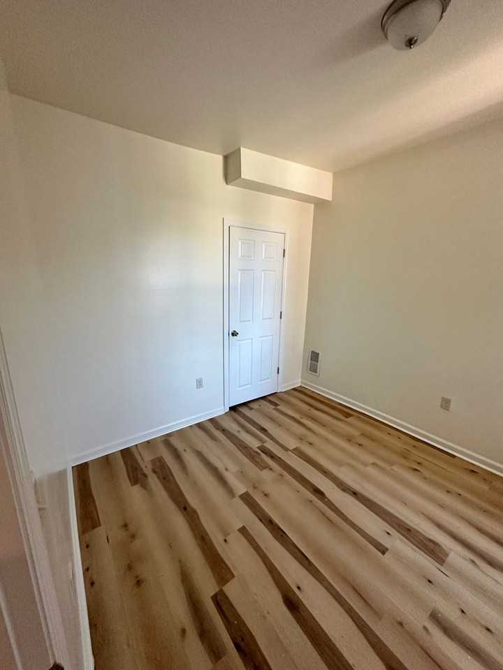 1211 W Poplar St - Photo 5 of 21