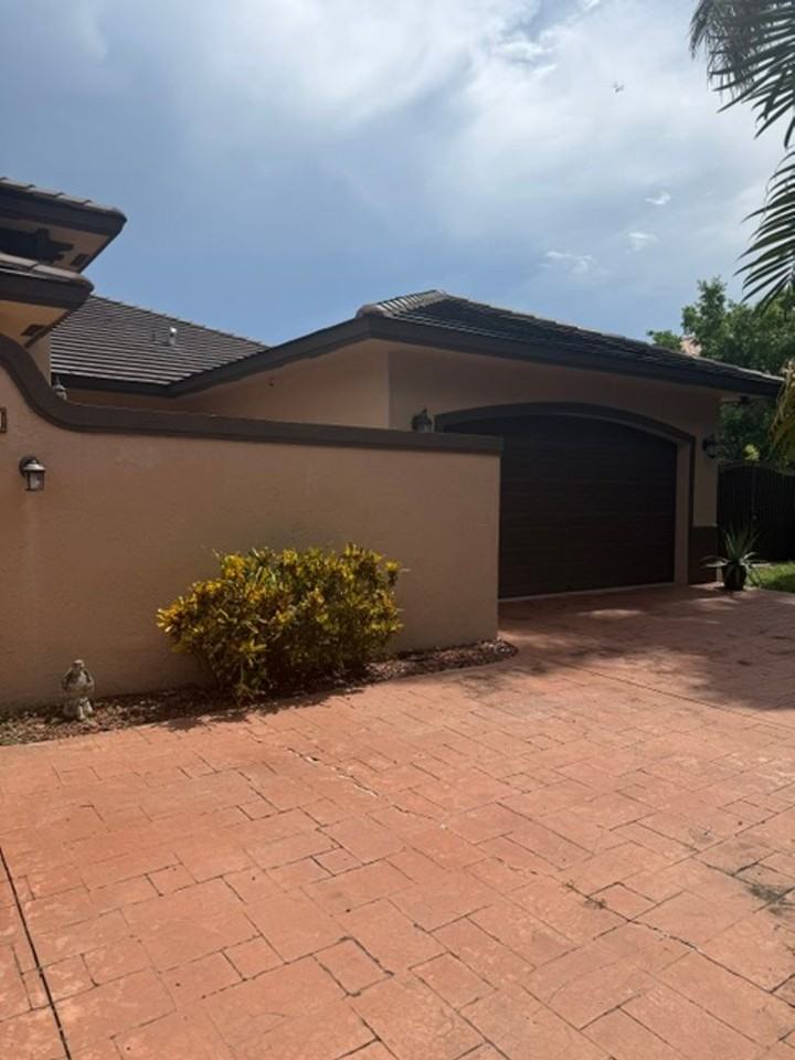 8310 Nw 162nd St - Photo 2 of 15