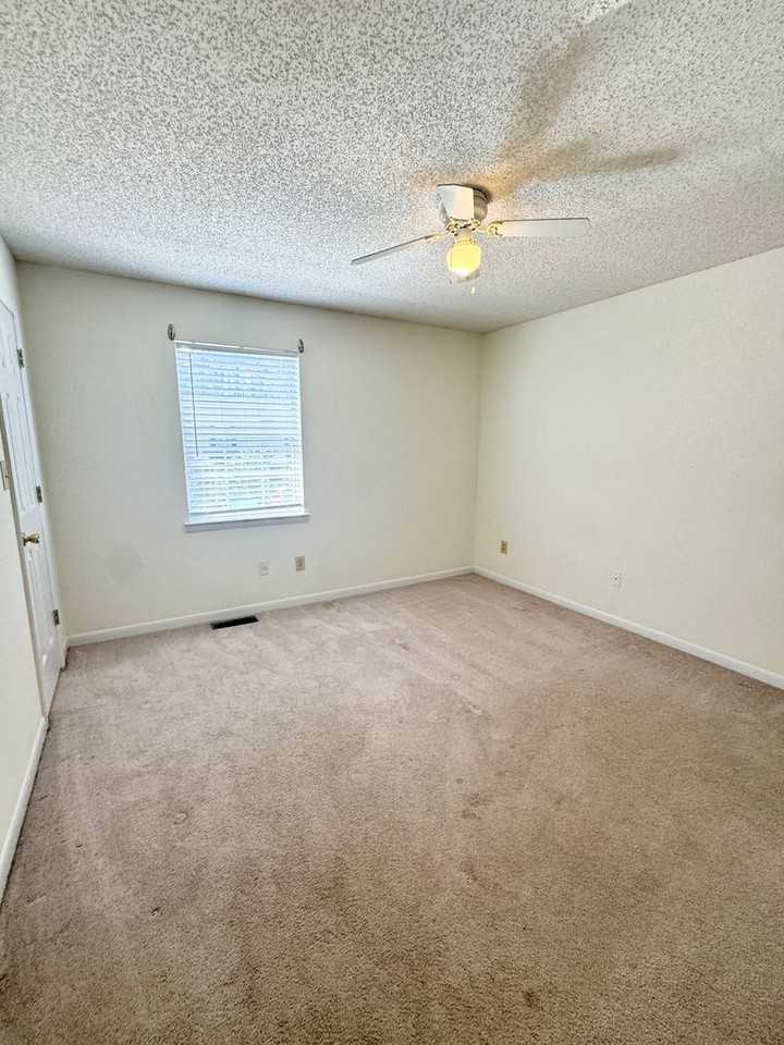 1100 Pine St #B - Photo 4 of 19
