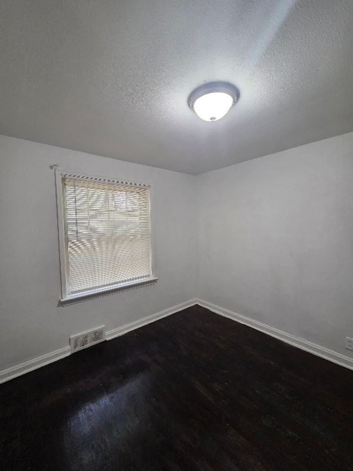 1816 N Hanley Rd - Photo 2 of 12