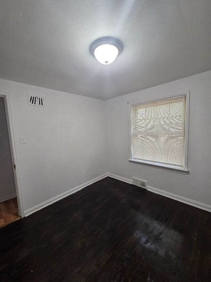 1816 N Hanley Rd - Photo 3 of 12
