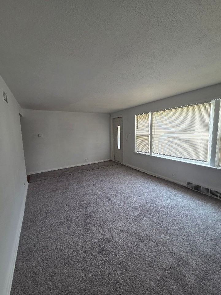 1816 N Hanley Rd - Photo 5 of 12
