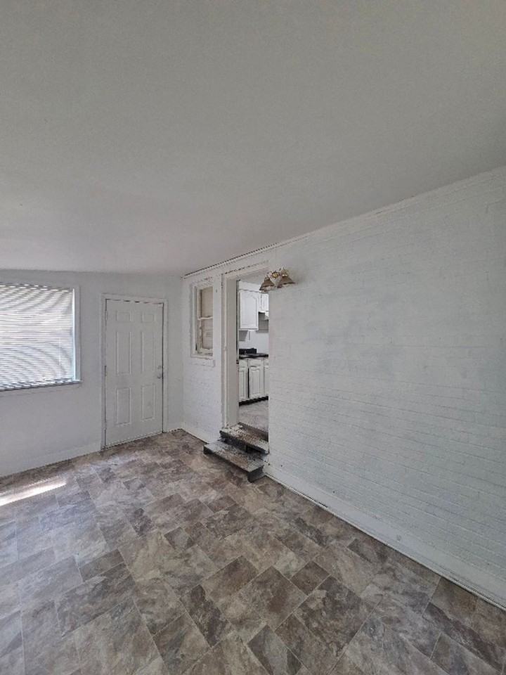1816 N Hanley Rd - Photo 7 of 12