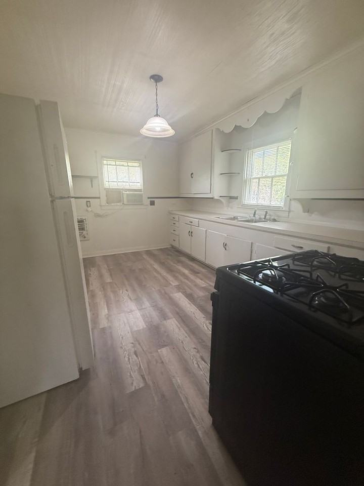 1315 1/2 8th St - Photo 5 of 16