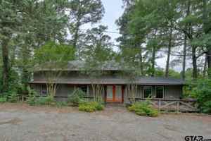 featured image of 216 Pinewood Ln