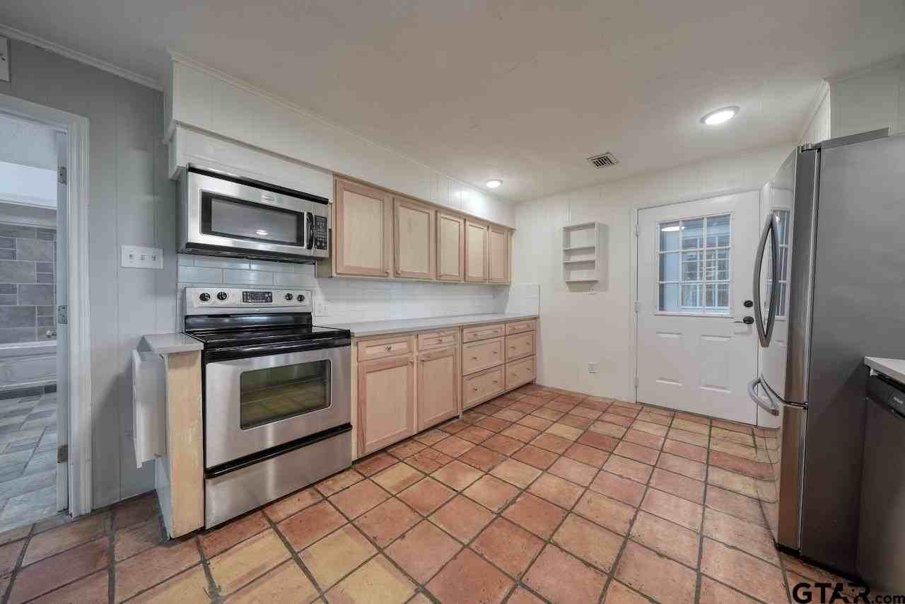 216 Pinewood Ln - Photo 4 of 47