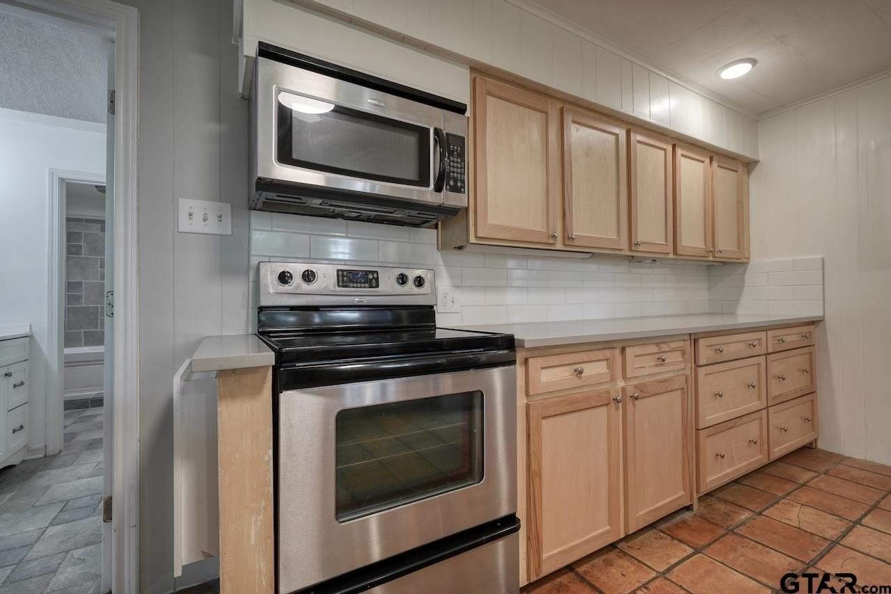 216 Pinewood Ln - Photo 6 of 47
