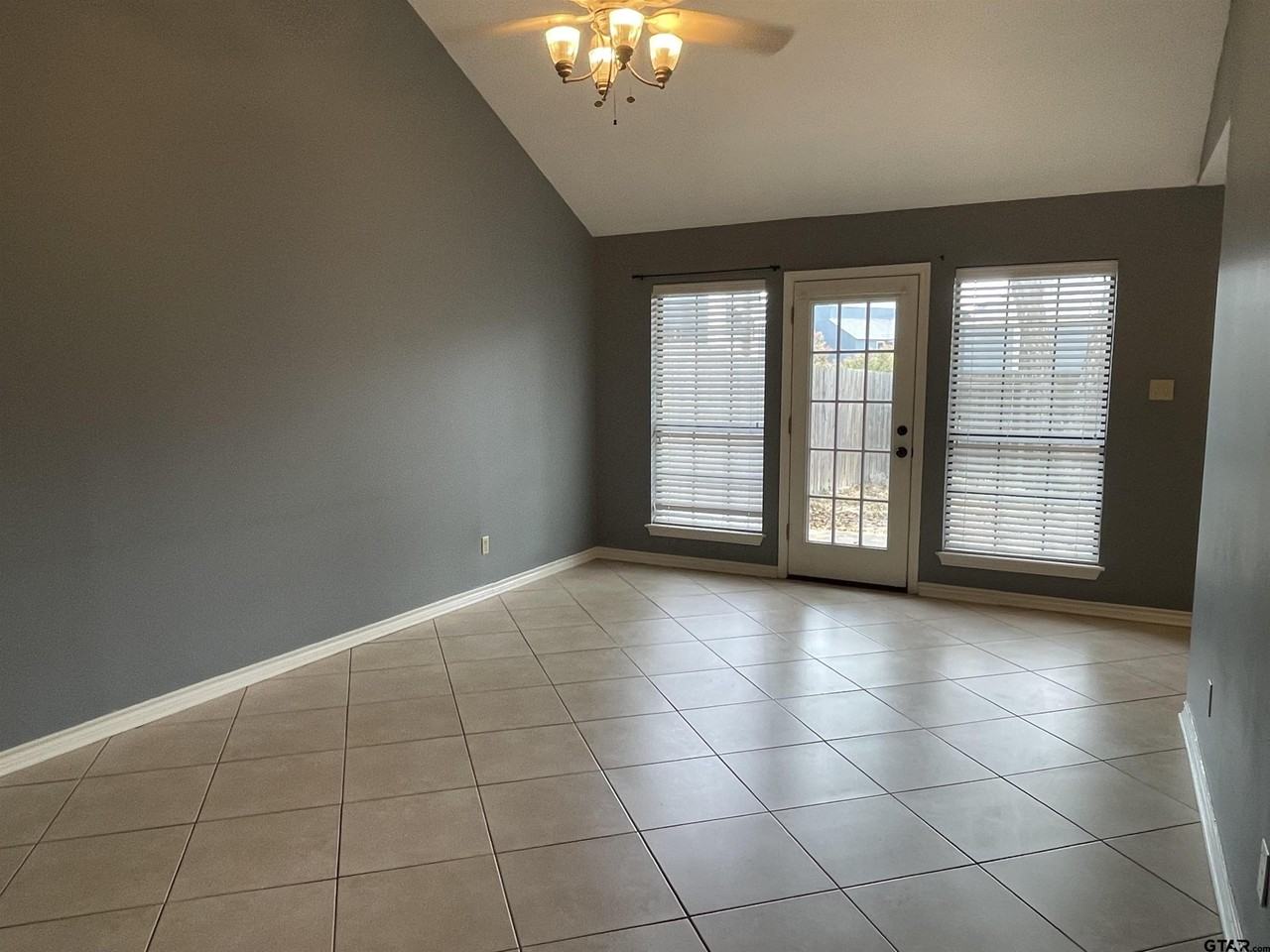 953 Creekside Dr - Photo 2 of 17