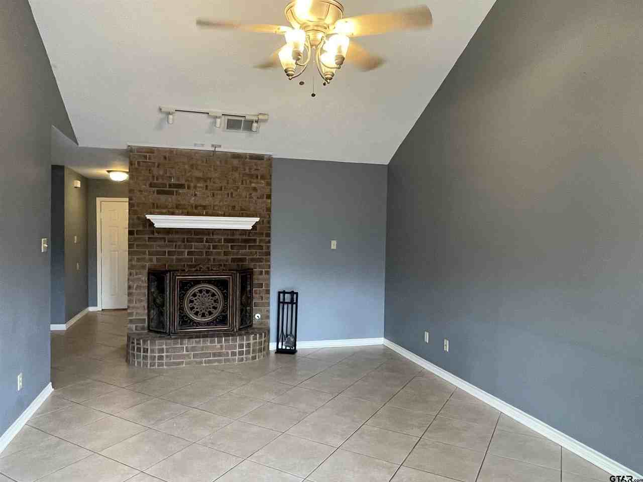 953 Creekside Dr - Photo 3 of 17