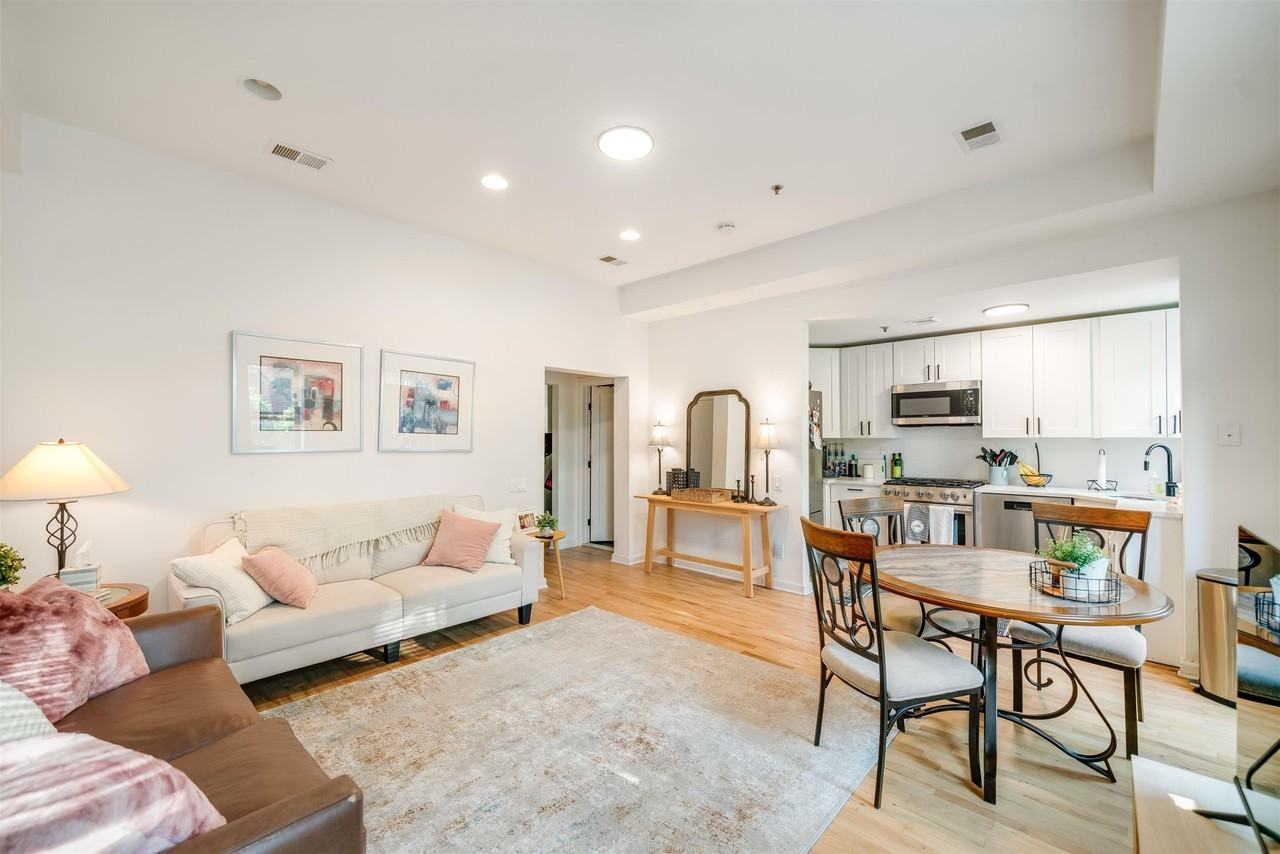 830 Hudson St #4 - Photo 3 of 13