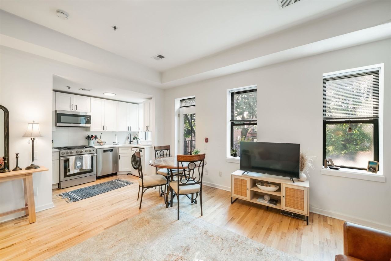 830 Hudson St #4 - Photo 4 of 13