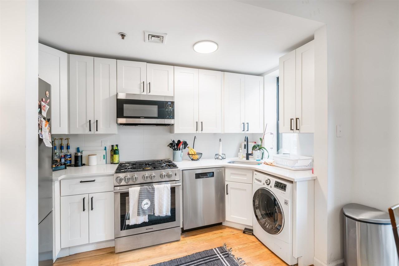 830 Hudson St #4 - Photo 5 of 13