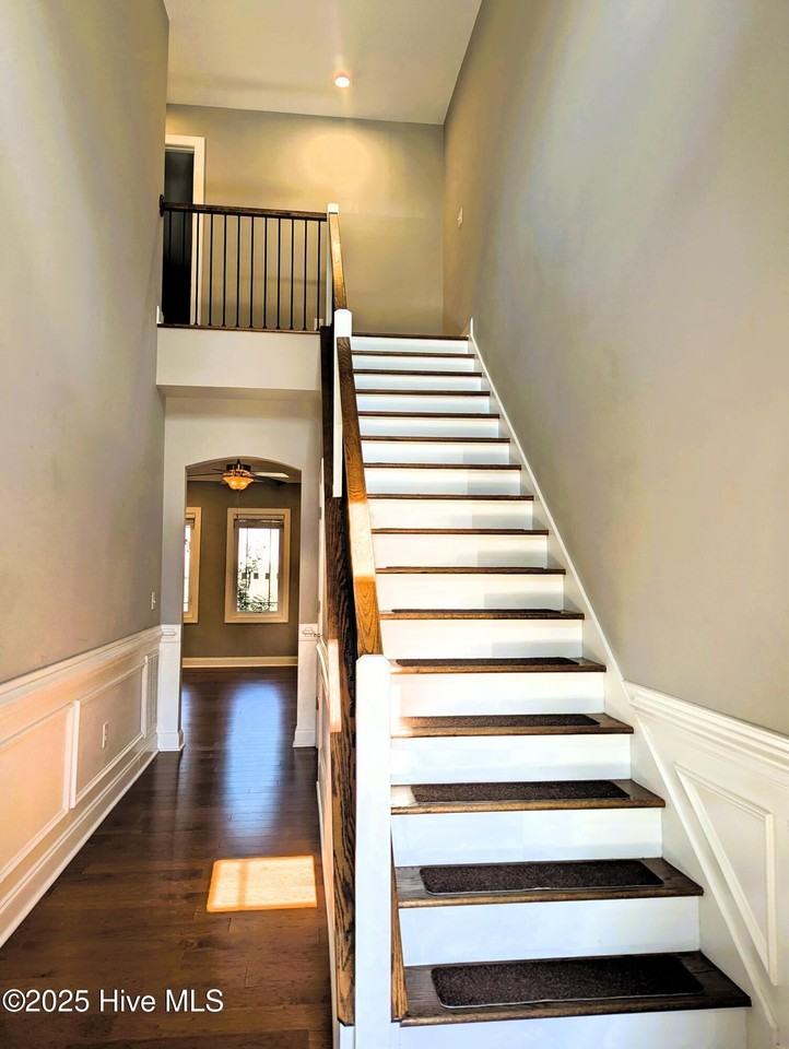 673 S Ashe St - Photo 4 of 31