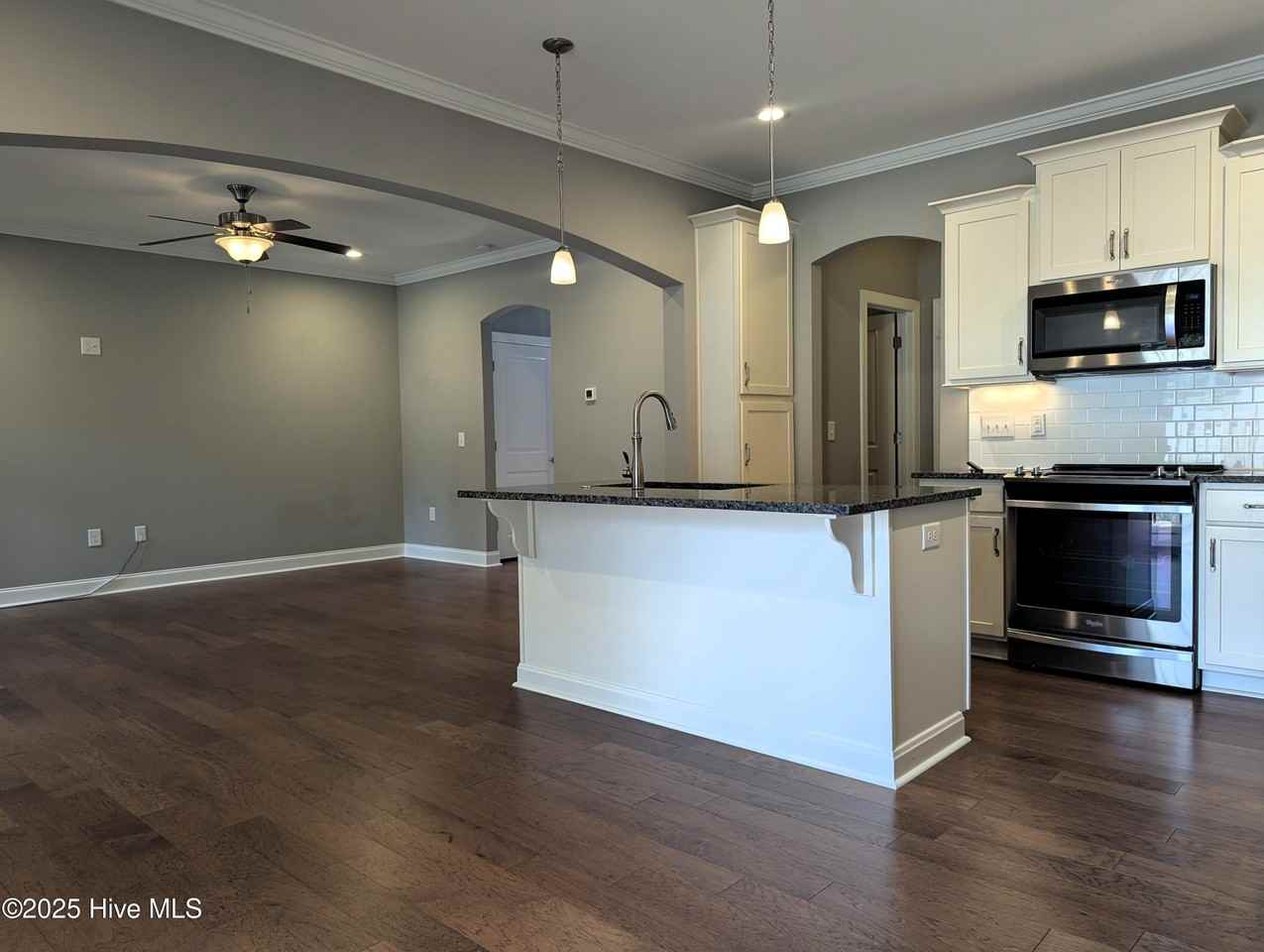 673 S Ashe St - Photo 7 of 31
