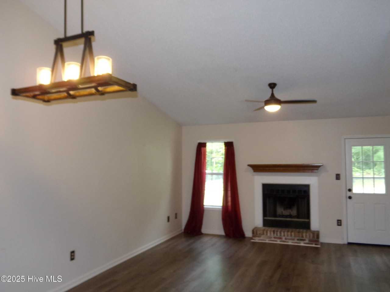 127 Village Ct - Photo 3 of 12