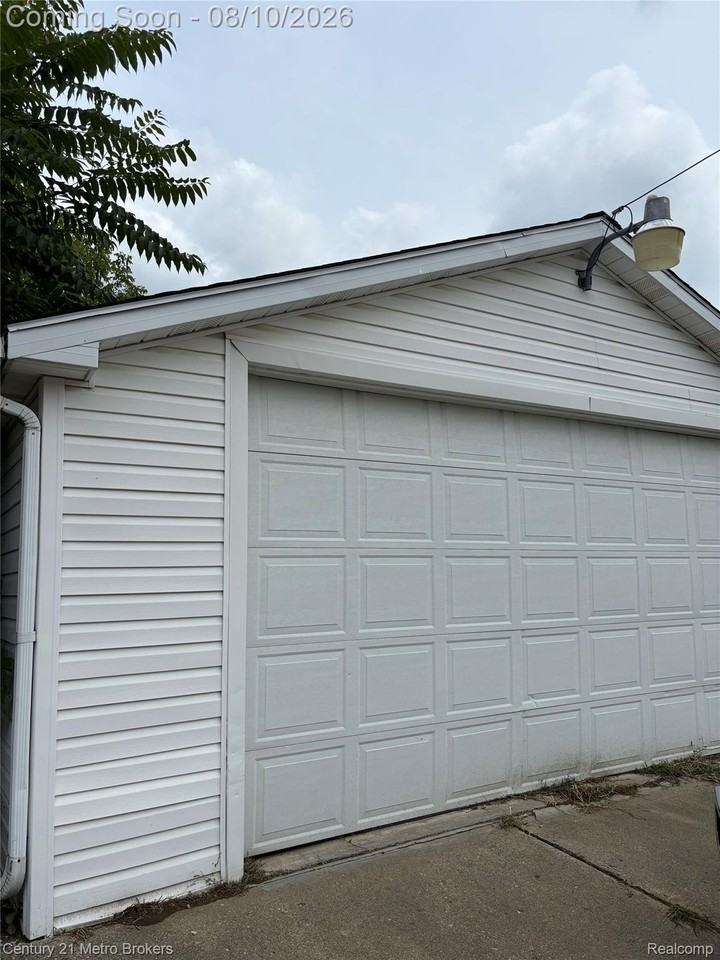 750 Ingleside Ave - Photo 2 of 28