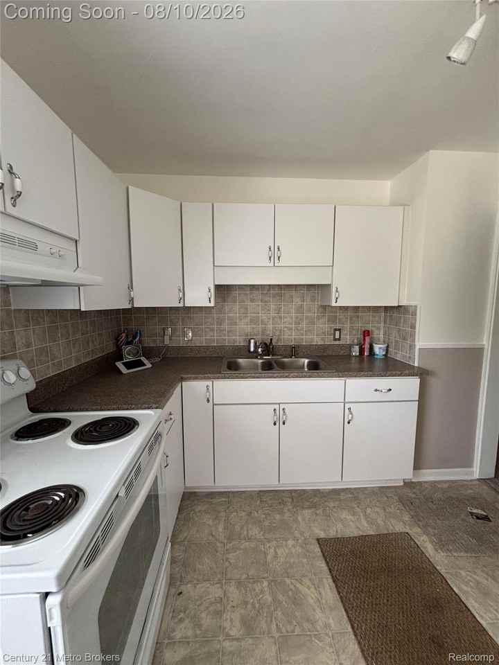 750 Ingleside Ave - Photo 6 of 28