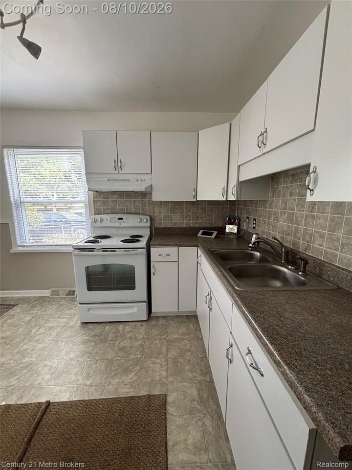 750 Ingleside Ave - Photo 7 of 28