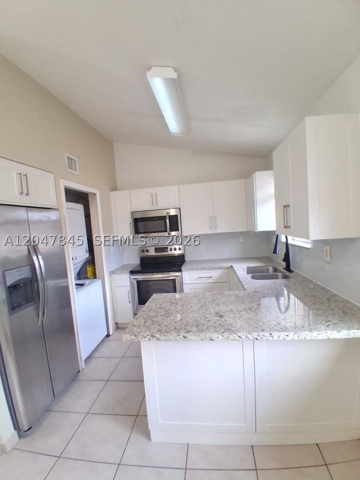 17318 Nw 74th Ave #202 - Photo 2 of 24