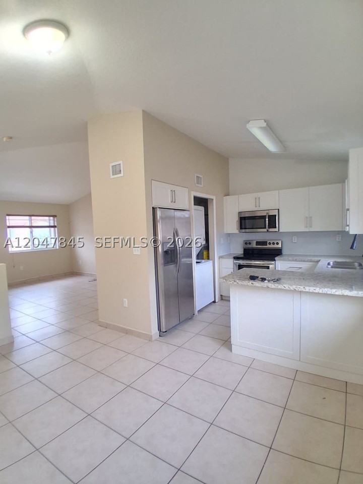 17318 Nw 74th Ave #202 - Photo 5 of 24