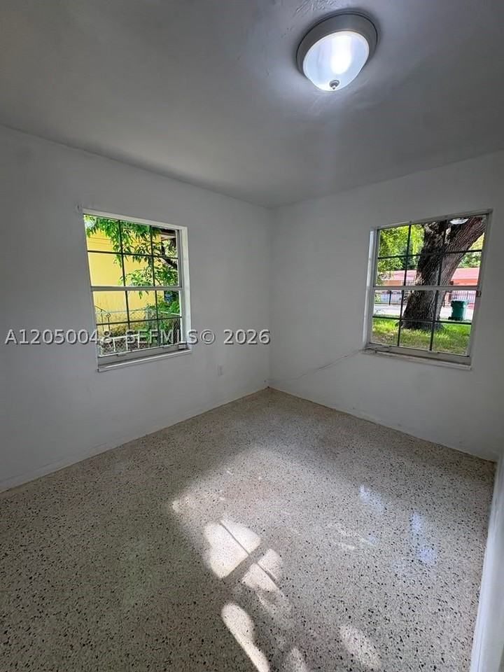 475 Ne 164th St - Photo 3 of 7