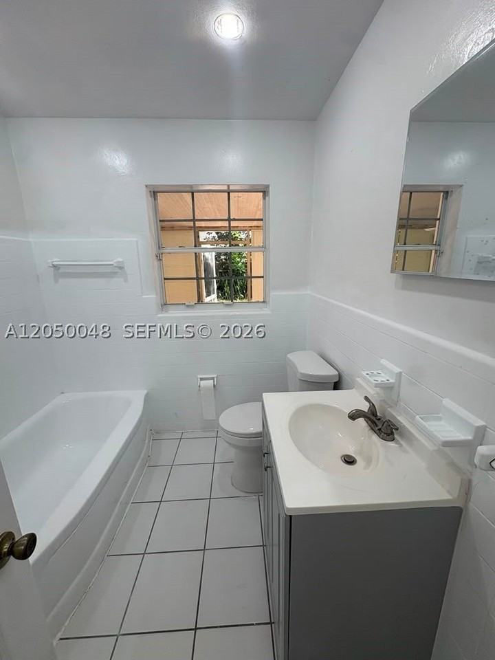 475 Ne 164th St - Photo 4 of 7
