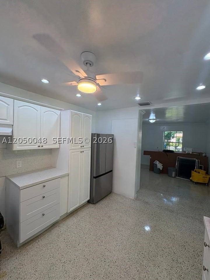 475 Ne 164th St - Photo 5 of 7