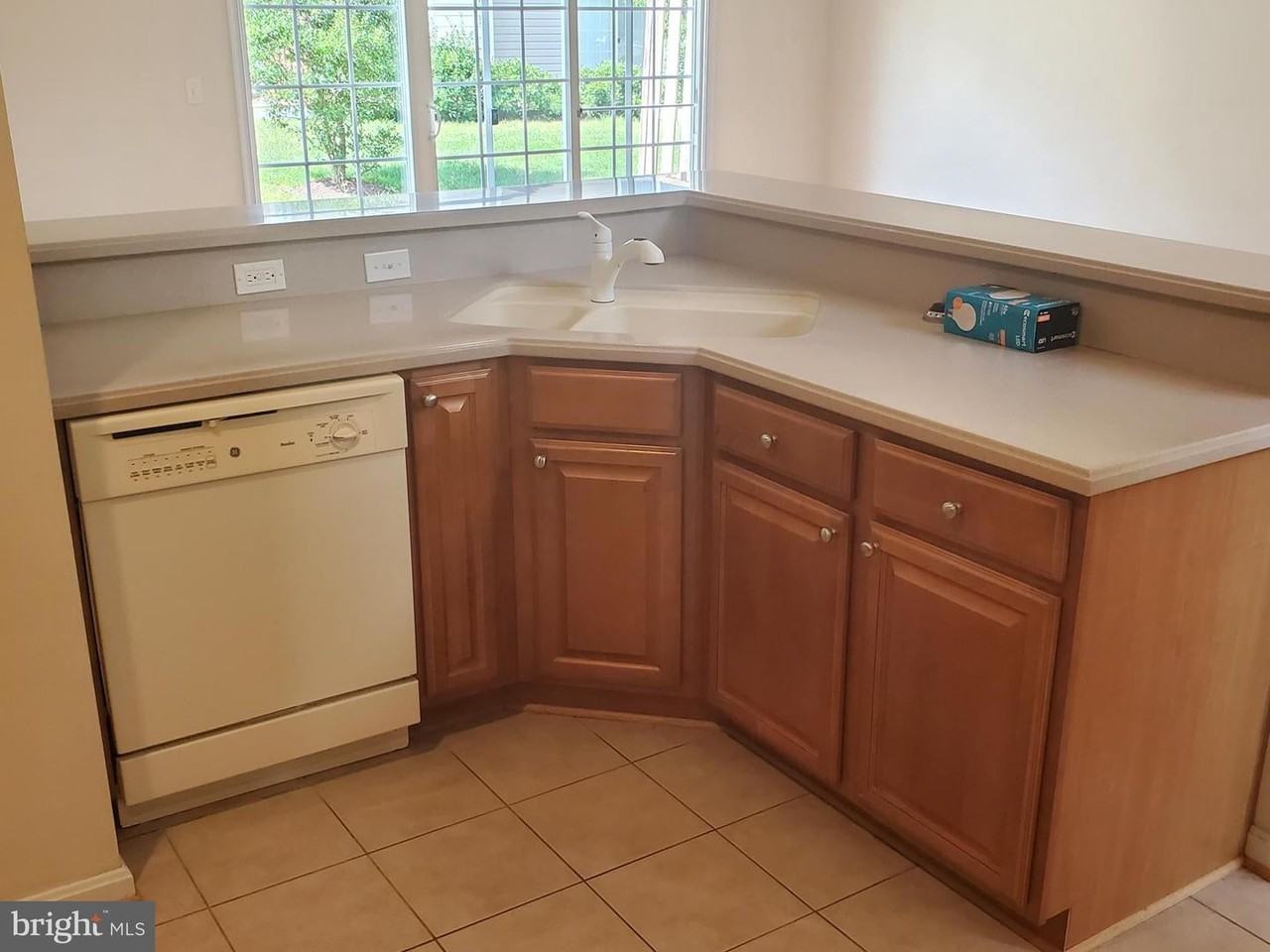 654 Ruxton Rd - Photo 7 of 16