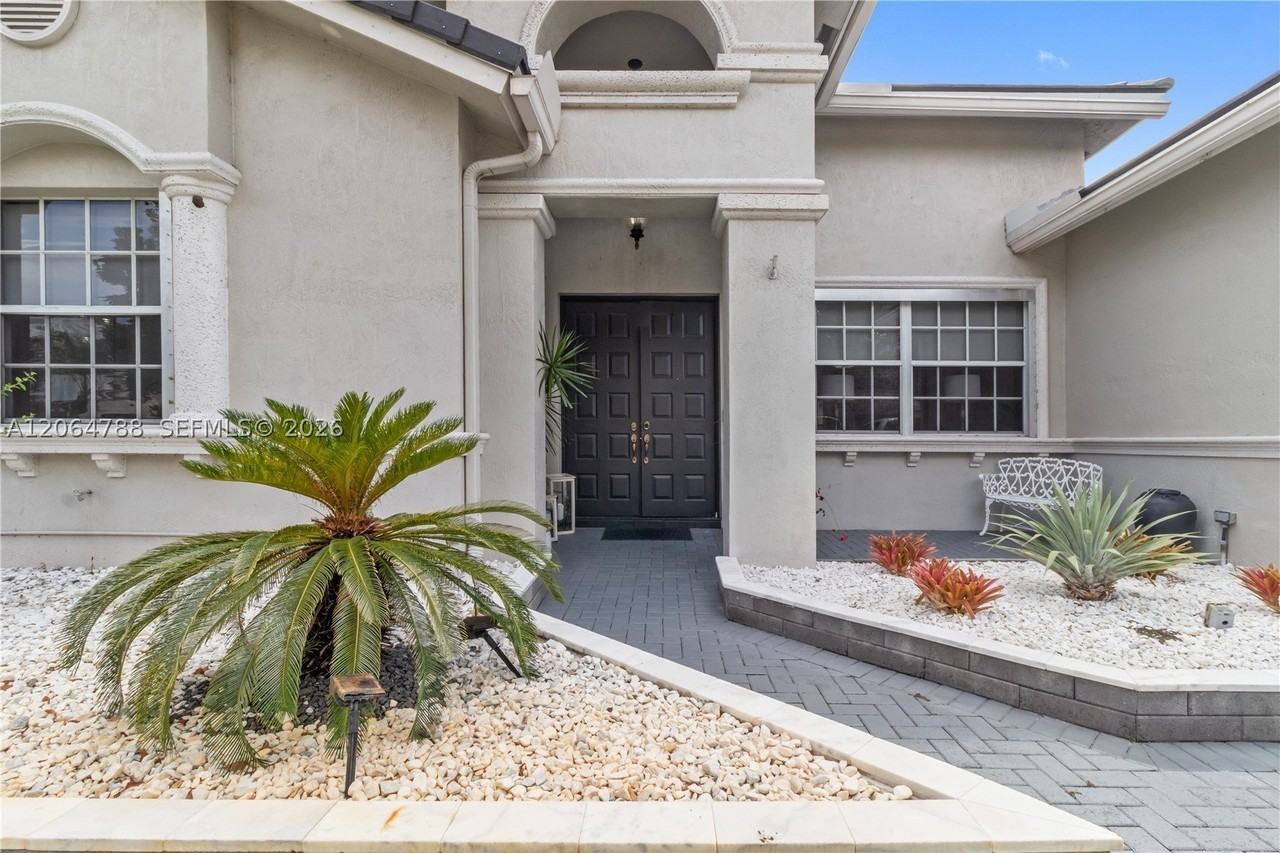 1046 Sw 159th Way - Photo 3 of 28